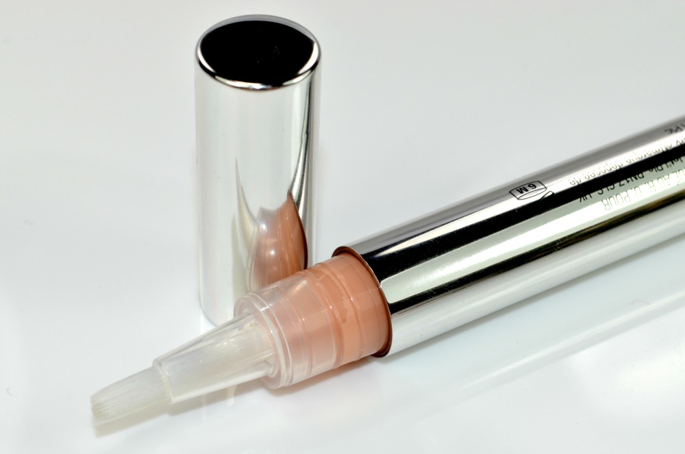 The Body Shop Lightening Touch Concealer Review / Swatches