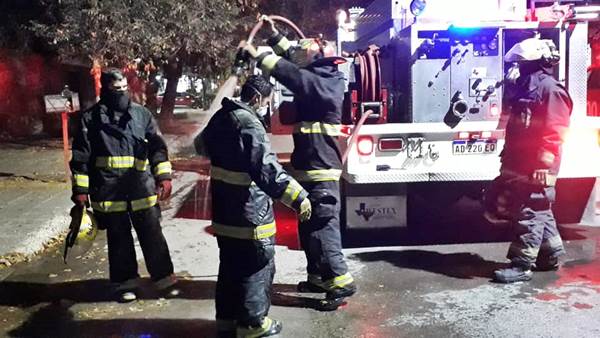 En el centro un incendio afectó una vivienda y consumió un vehículo En el centro un incendio afectó una vivienda y consumió un vehículo