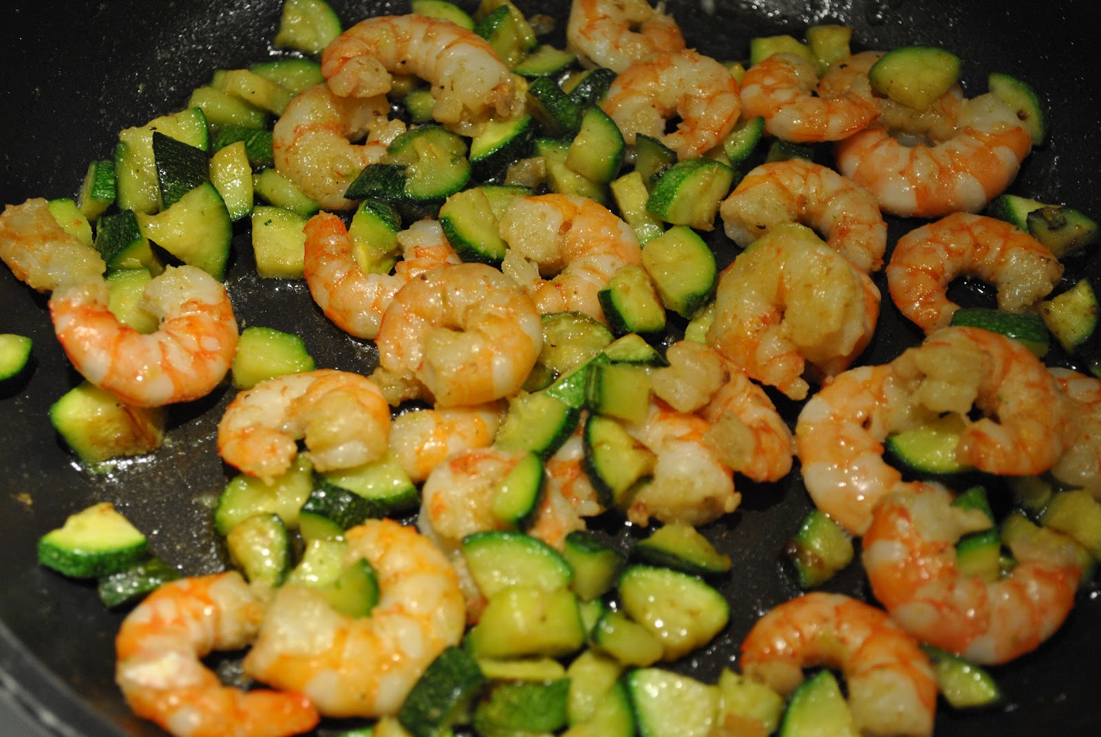 appetitoso e goloso risotto gamberi, zucchine e zafferano