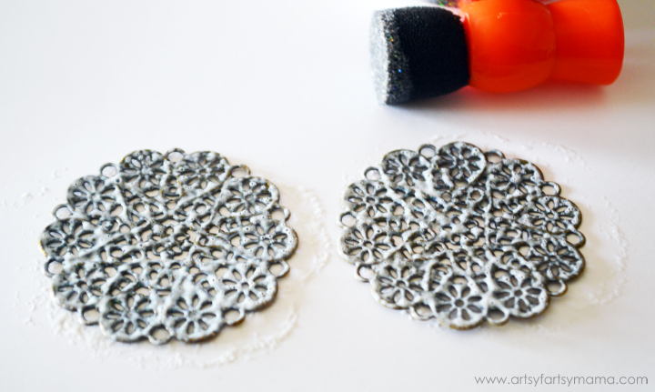 DIY Glittered Filigree Earrings at artsyfartsymama.com #diyjewelry #earrings