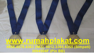 medali wisuda, toko medali surabaya, pesan medali kuningan, 0856.4578.4363, www.rumahplakat.com