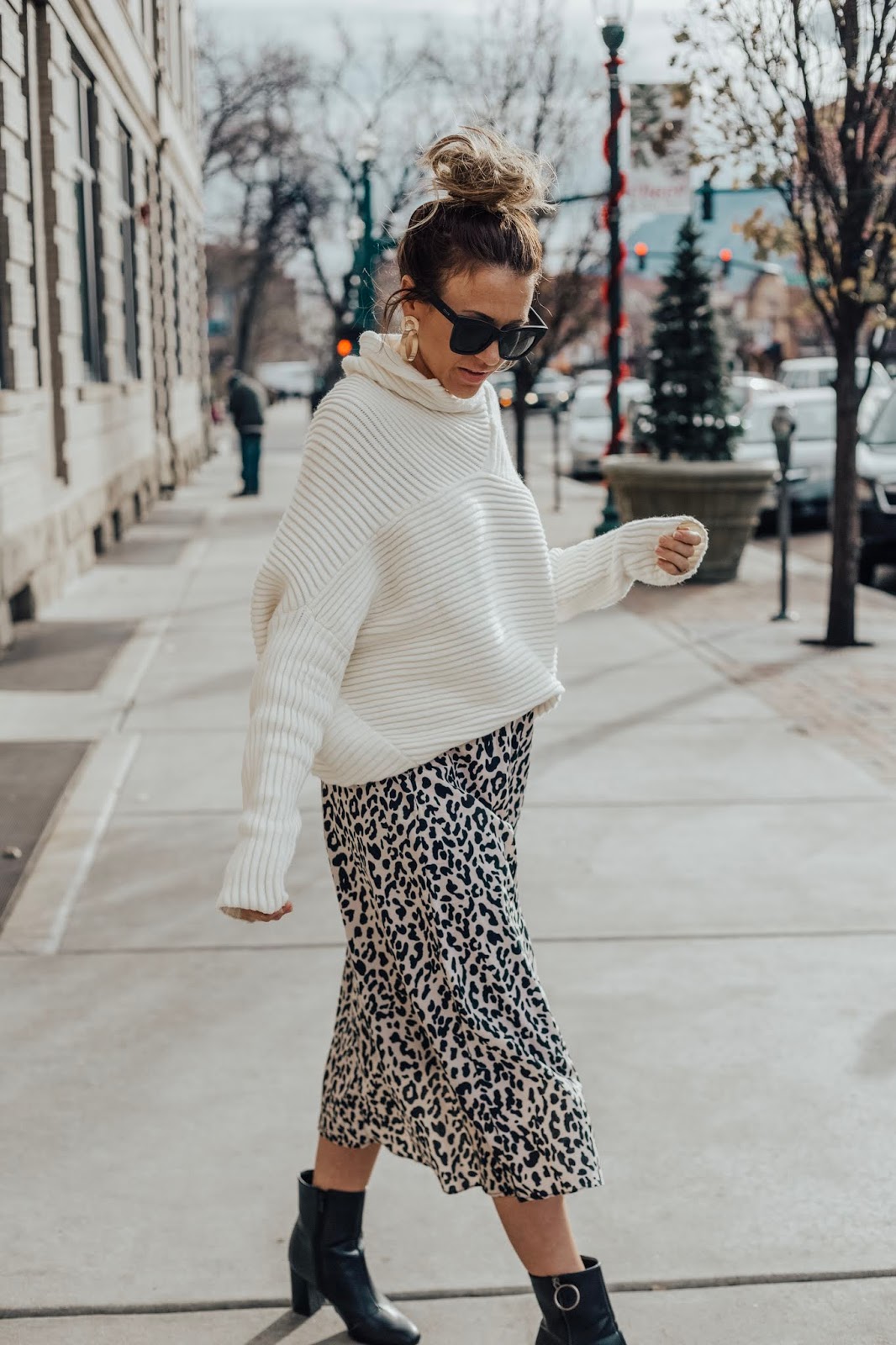 How To Style Oversized Sweater With A Leopard Skirt - Leah Behr