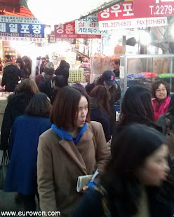 Callejón de tiendas en Dongdaemun