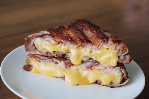 Sanduíche de queijo enrolado com bacon