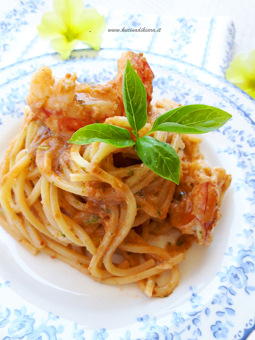 Spaghetti alla chitarra al pesto di mandorle e scampi Kucina di Kiara
