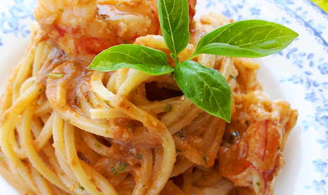 Spaghetti alla chitarra al pesto di mandorle e scampi Spaghetti alla chitarra al pesto di mandorle e scampi