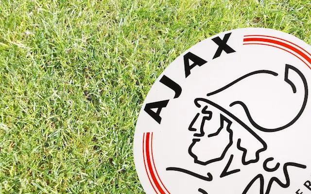 Ajax achtergrond met gras en logo