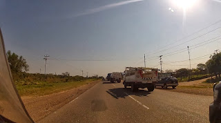 Muitas ultrapassagens chegando em Santa Cruz de La Sierra / Bolívia.