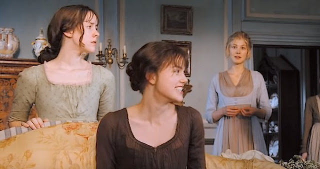 Keira Knightley en Orgullo y Prejuicio. Elizabeth, al lado de sus hermanas.