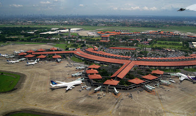 Sejarah Bandara Internasional Soekarno-Hatta Sejarah Bandara Internasional Soekarno-Hatta Antara 1928–1974, Bandar Udara Kemayoran yang ditujukan untuk penerbangan domestik dianggap terlalu dekat dengan basis militer Indonesia, Bandar Udara Halim Perdanakusuma. Penerbangan sipil di area tersebut menjadi sempit, sementara lalu lintas udara meningkat cepat, yang mana mengancam lalu lintas internasional. Pada awal 1970-an, dengan bantuan USAID, delapan lokasi berpotensi dianalisa untuk bandar udara internasional baru, yaitu Kemayoran, Malaka, Babakan, Jonggol, Halim, Curug, Tangerang Selatan dan Tangerang Utara. Akhirnya, Tangerang Utara dipilih dan ditandai juga Jonggol dapat digunakan sebagai bandara alternatif. Sementara itu, pemerintah memulai upgrade terhadap Bandar Udara Halim Perdanakusumah untuk melayani penerbangan domestik. Antara 1974-1975, sebuah konsorsium konsultan Kanada mencakup Aviation Planning Services Ltd., ACRESS International Ltd., dan Searle Wilbee Rowland (SWR), memenangkan tender untuk proyek bandara baru. Pembelajaran dimulai pada 20 Februari 1974 dengan total biaya 1 juta Dollar Kanada. Proyek satu tahun tersebut disetujui oleh mitra dari Indonesia yang diwakili oleh PT Konavi. Pada akhir Maret 1975, pembelajaran ini menyetujui rencana pembangunan 3 landasan pacu, jalan aspal, 3 bangunan terminal internasional, 3 terminal domestik dan 1 terminal Haji. Terminal domestik bertingkat tiga dibangun antara 1975-1981 dengan biaya US$465 juta dan sebuah terminal domestik termasuk apron dari 1982-1985 dengan biaya US$126 juta. Sebuah proyek terminal baru, dibe