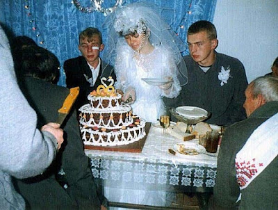 Peinliche Hochzeitsbilder Torte anschneiden Peinliche Hochzeitsbilder Torte anschneiden