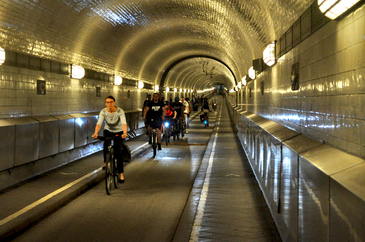 Phil Beard Tunnel walking in Hamburg