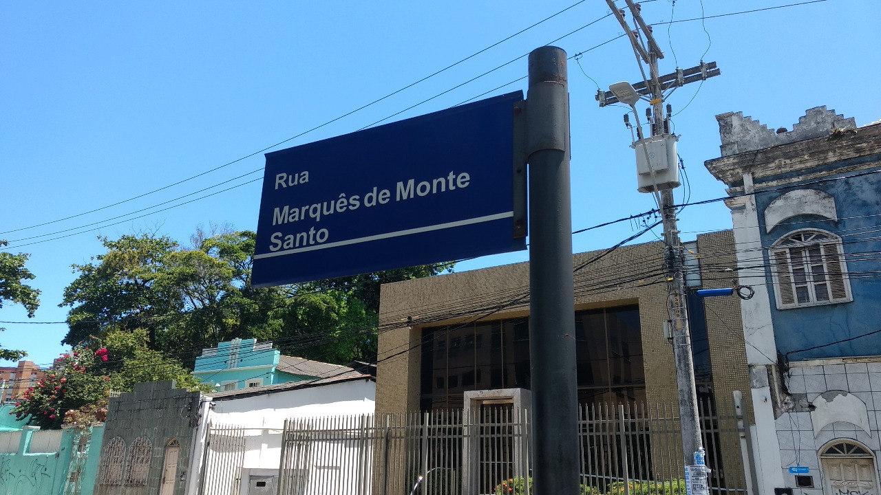 Ponto de ônibus no meio do nada ficou ainda mais perigoso Ponto de ônibus no meio do nada ficou ainda mais perigoso