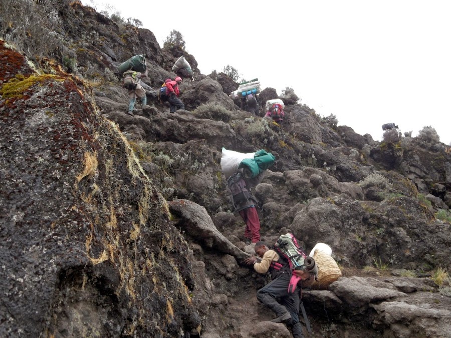 Porteadores-ascendiendo-la-pared-del-barranco-de-la-ruta-machame