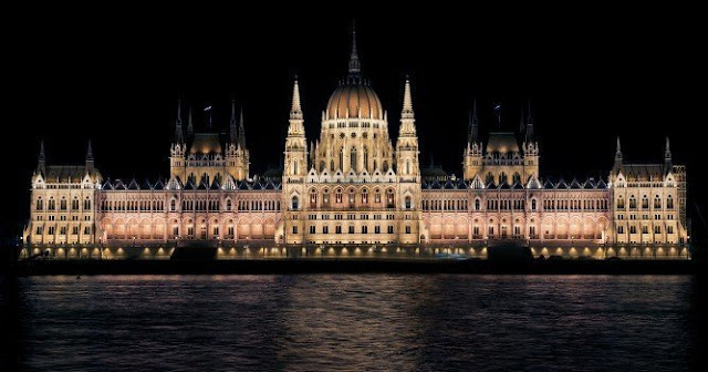 Macaristan Parlamentosu Gece Görünümü - Budapeşte