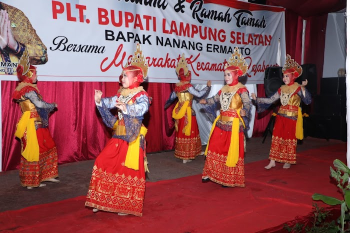 Kesenian Lampung Semarakkan Malam Silaturahmi Plt Bupati dengan masyarakat Kecamatan Rajabasa.