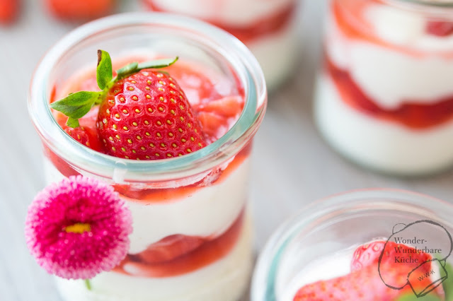 Wonder Wunderbare Küche: Bayrische Creme im Glas mit fruchtiger Erdbeersoße