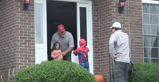 Une caméra cachée filme un père et son fils pour Halloween. Lorsqu'ils se retournent pour partir, les voisins sont sous le choc!