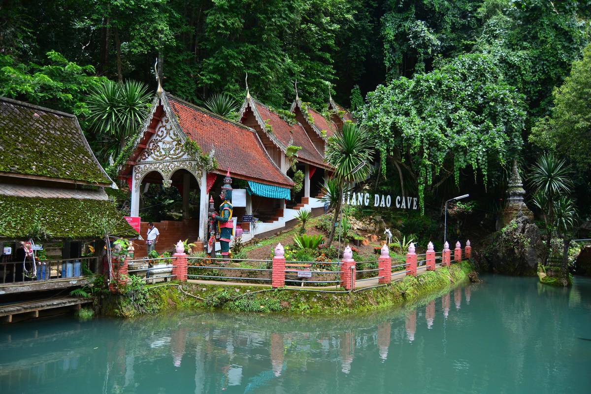 Entrée de la grotte avec le temple et l'escalier monumental. Chiang Dao Entrée de la grotte avec le temple et l'escalier monumental.