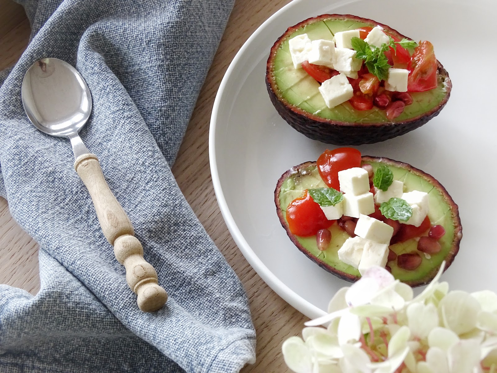 Rezept für Snack in der Avocado mit Granatapfel, Feta und Minze - Fotoaktion #12von12 - http://mammilade.blogspot.de Rezept für Snack in der Avocado mit Granatapfel, Feta und Minze - Fotoaktion #12von12 - http://mammilade.blogspot.de