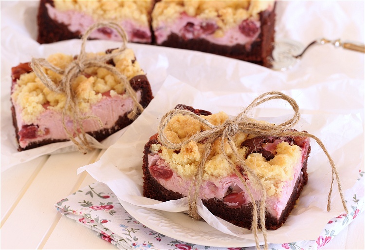 Schoko-Kirsch-Kuchen mit Kokosstreuseln