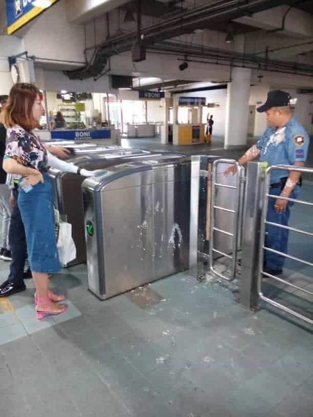 Cop receives ‘Medalya ng Papuri’ after impressive response during MRT ‘taho’ incident