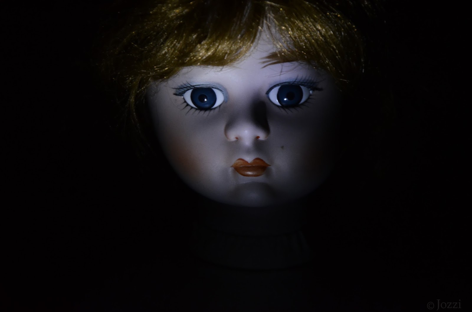 Малышка крепко держала кукол. Старинная кукла в темноте. Кукла на полу.