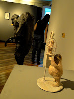 Fábio Purper Machado, "Café no ConDomínio" e "Quasimodo das pets", ao fundo obra de Tamiris Vaz, X Salão Latino-americano de Artes Plásticas, 2011.