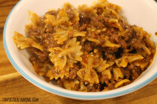 Homemade Hamburger Helper // No artificial taste to this copycat recipe and it can easily be doubled to feed more people. #recipe #beef #copycat #pasta