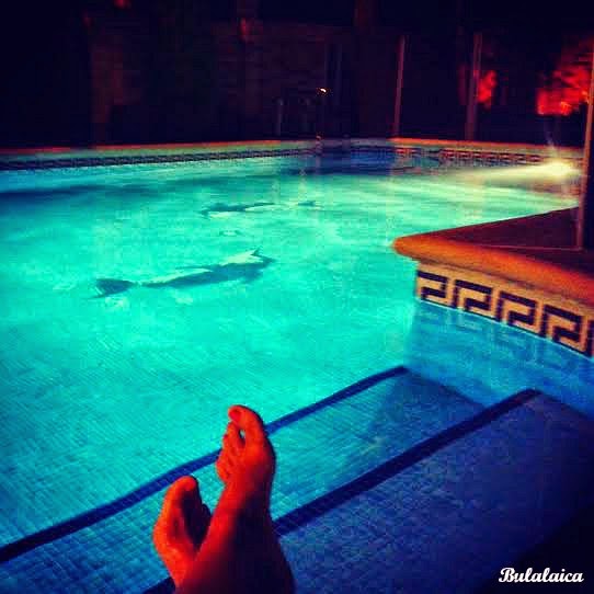 Baño nocturno piscinero