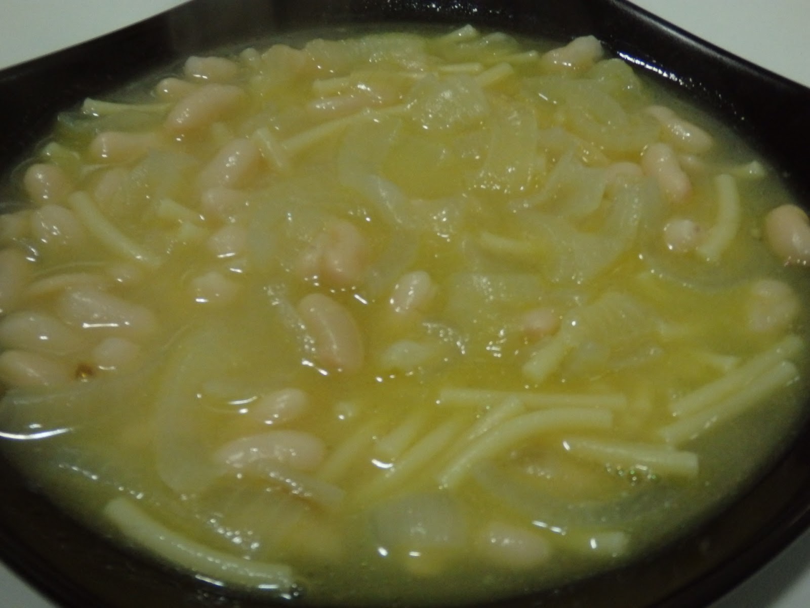 OSUKAA IS COOKING SOPA DE CEBOLLA, JUDÍAS BLANCAS Y FIDEOS (con Caldo