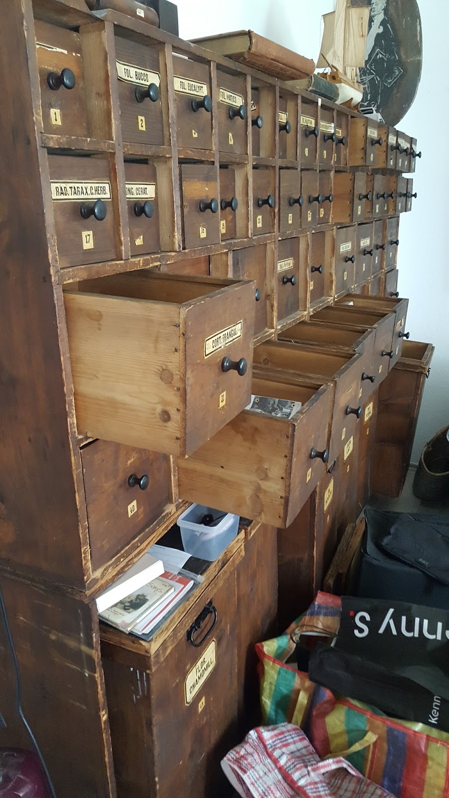 Colour up your office !: Antiker Apothekerschrank mit Schubladen und