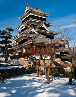 matsumoto-castle-in-the-snow On a winter trek along the Nakasendo Way