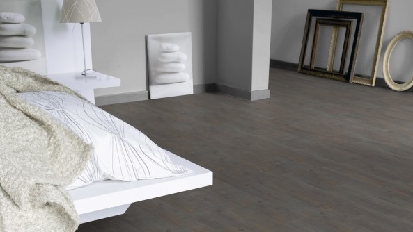Camera da letto con pavimenti in pvc I pavimenti in pvc nella camera da letto sono caldi, silenzioni e confortevoli al calpestio