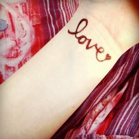  Desain  Gambar Tato  Cinta Atau Love  Tatto BLOGGEBU dot 