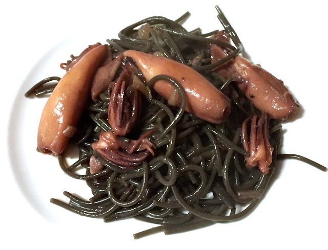 Fideos Negros Con Calamares&#8230; Y Viva El Mar Que Nos Da Estas Cosas...
