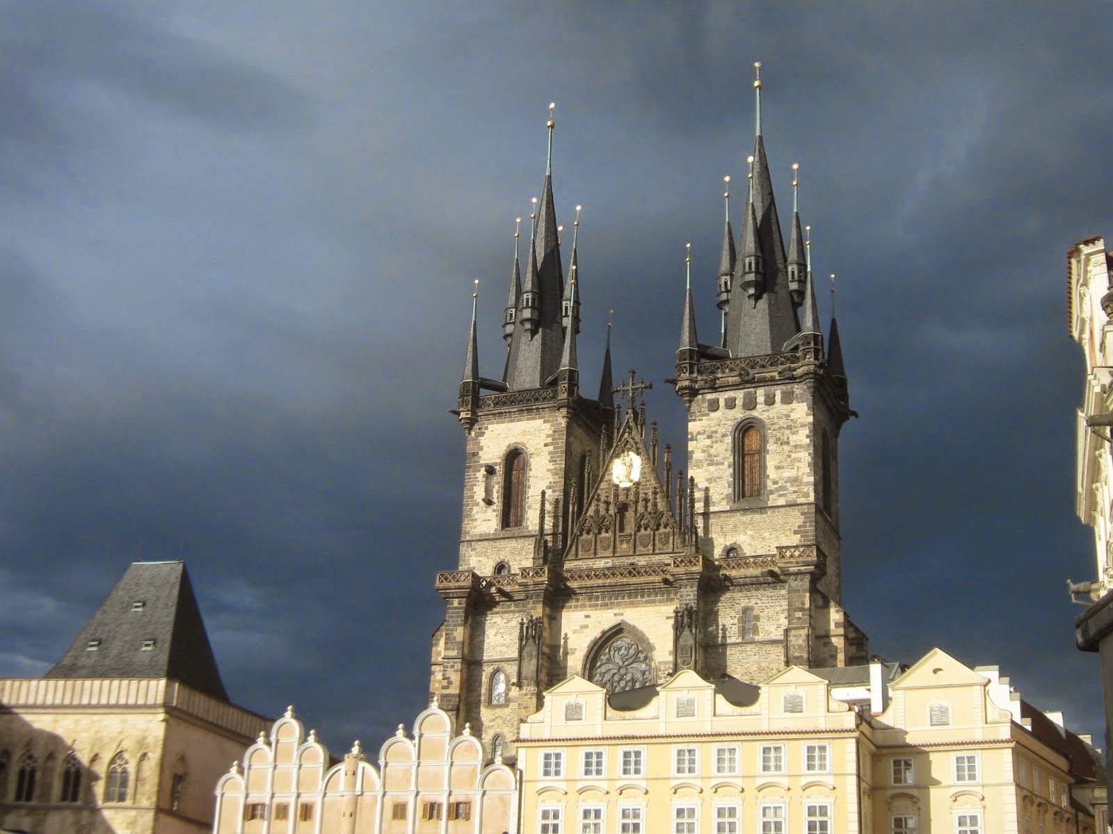 .Catedral de Ntra.Sra. de Týn en la Plaza Vieja (Staromestské Námestí) en Praga