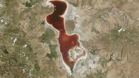 NASA Merilis Foto Danau Berwarna Merah Darah di Iran