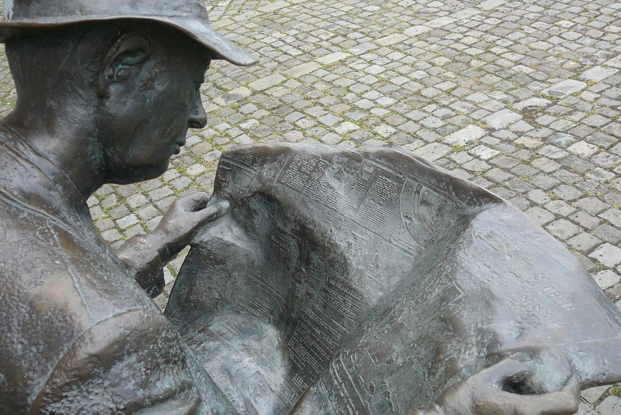 Statues Quo Le lecteur de journal