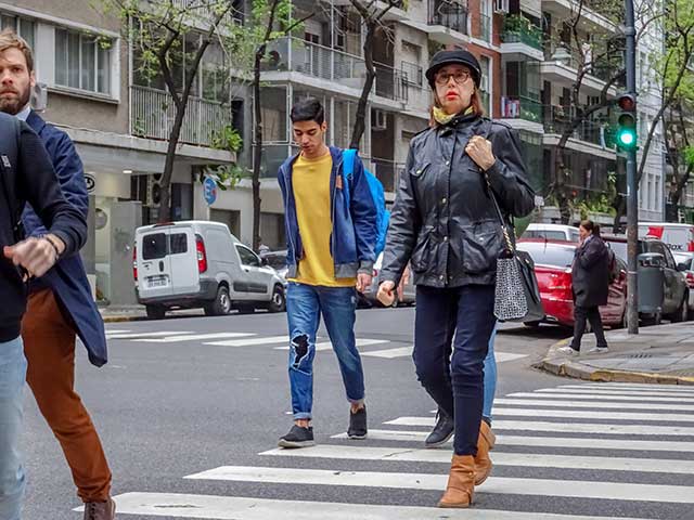 Presencia,elegancia y seguridad. Señora elegantemente vestida por las calles de Buenos Aires