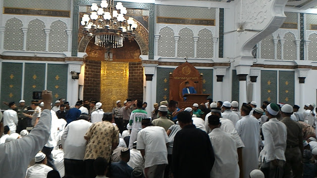 Khatib Tipu Para Jamaah dari Atas Mimbar Masjid