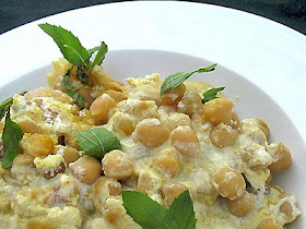 chickpeas with toasted pita breads