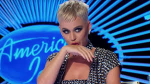 Katy Perry enciende la polémica al robale un beso a un chico