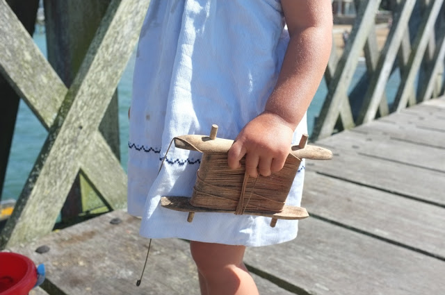 CRABBING, YARMOUTH PIER | Vintage Yarmouth