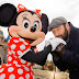 Kad Merad et Minnie qui s’embrassent à Disneyland Paris