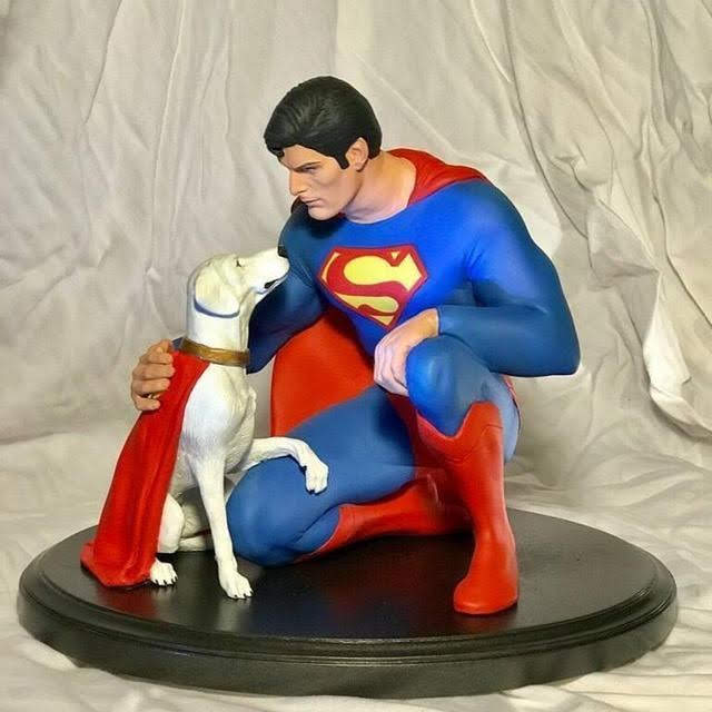 Bootleg Superman Statue : スーパーマンとスーパードッグのスタチューの広告を Facebook で見るや、気に入り、購入したはよかったけれど、実際に中国から送られてきたのは、こんなんだった…と、へこんでしまったシアトル在住のコミック・オタクのデイヴ・ウィズナルさん😫