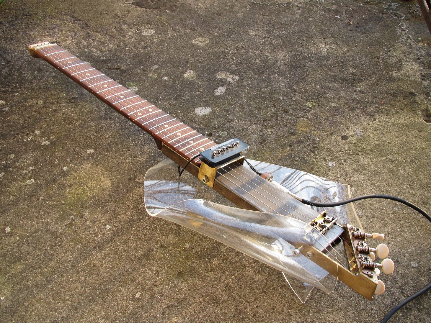 Гитар гитар будуар. Headless Bass Guitar. Les Paul Безголовый. Электрогитара Headless бридж. Безголовая гитара Strat.