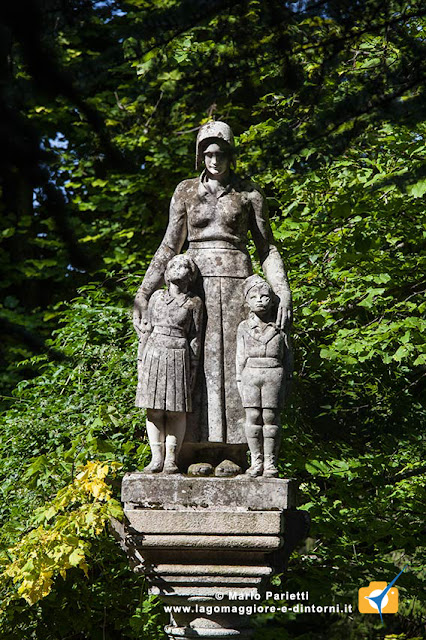 Scultura davanti alla colonia Magnaghi Scultura davanti alla colonia Magnaghi