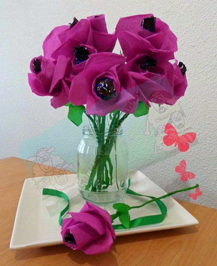 Flores de papel crepé con corazón de bombón DIY