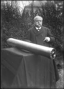 Eugène Turpin pose avec un obus